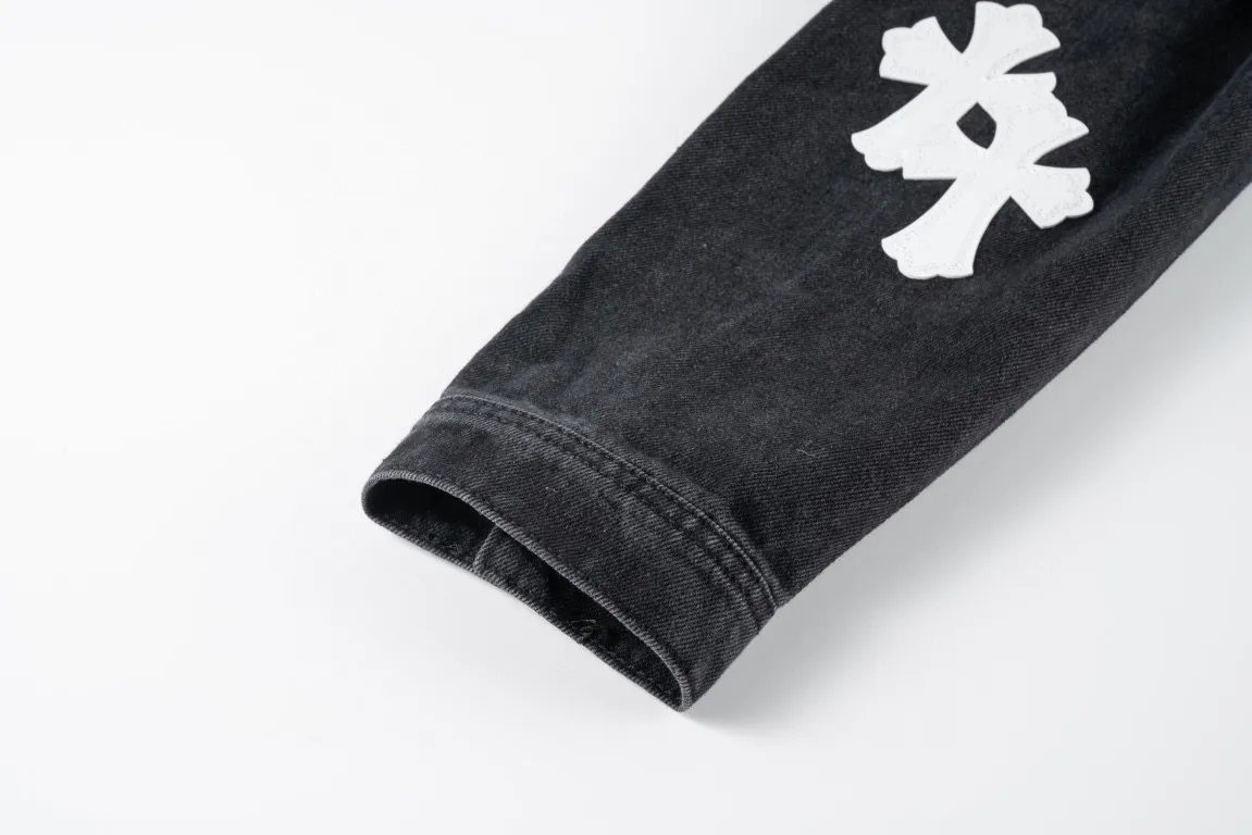 P260 ChromeHearts classic embroidered leather label distressed washed two-color denim jacket 🐂 Hot new release 🐂 High-quality denim fabric The upper body is comfortable and stylish High-quality turning and fine washing The details are clearly identifiable The classic design is iconic 🔥A must-have for daily street use It is very suitable for the current season 👍🏻 The loose fit upper body covers the flesh, simple, comfortable and fun with the trend! 💯 Style number: 1586# Color: black with white label Size: M L